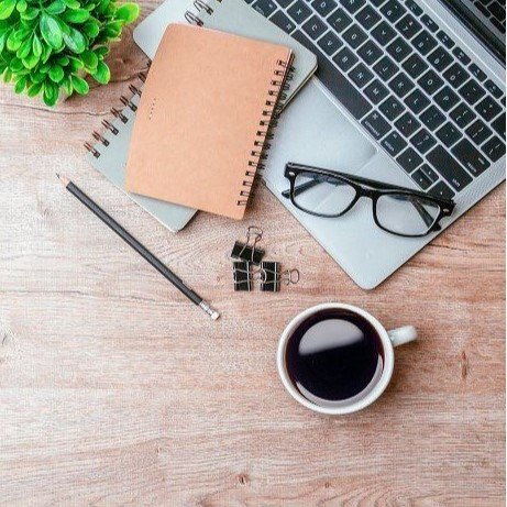 Espacio de trabajo con cuaderno y notebook